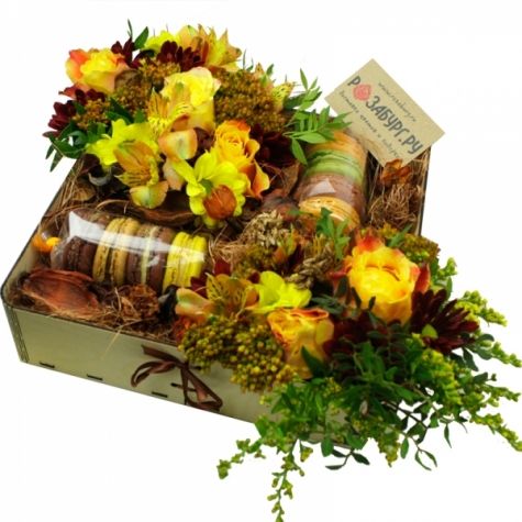 Коробочка с цветами и макарунами в осенней гамме