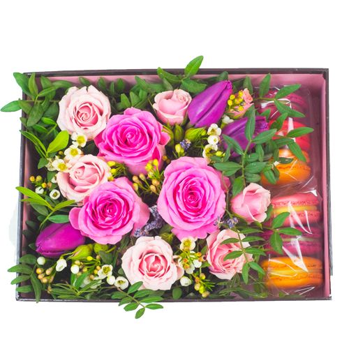 Коробочка с цветами и макарунами с доставкой в Екатеринбурге