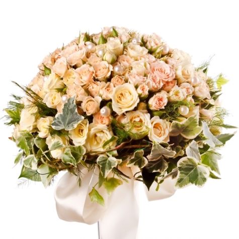 Классический букет невесты из кустовых роз с зеленью