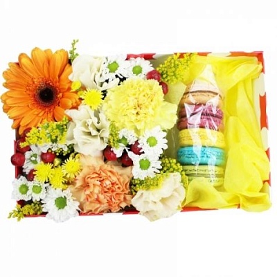 Яркая коробочка с цветами и макарунами