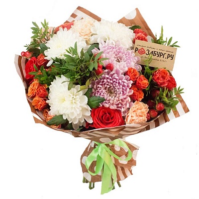 Лаконичный букет из роз и хризантем с доставкой в Екатеринбурге