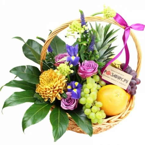 Яркая корзина с фруктами и цветами