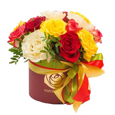 Шляпная коробка с розами разного цвета с доставкой в Екатеринбурге