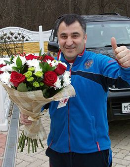 Букет из роз, хризантемы с рускусом